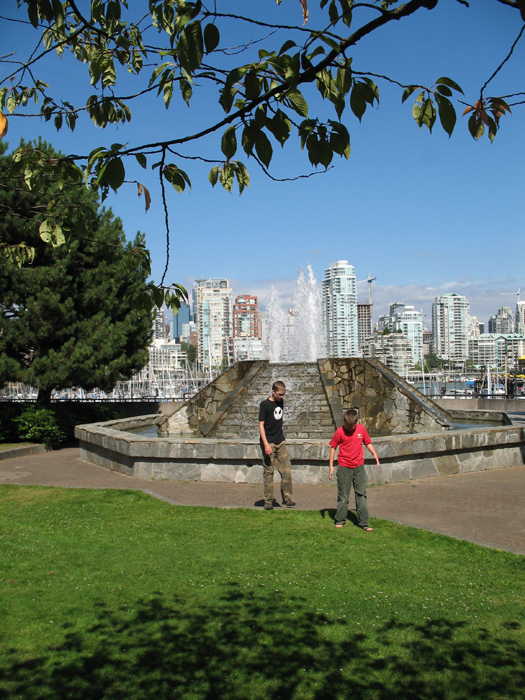 Erik and Karl plays by a fountain on the way back to Jerico Beach