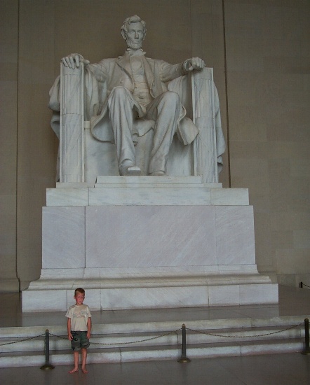 Karl posing in front of gigantic statue of Abraham Lincoln