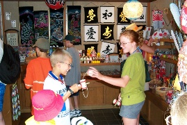 I can put the ball in the cup, says Erik! At the Japanese pavilion